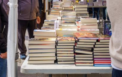 Editoria italiana, il 2025 inizia con tanti segni meno: librerie indipendenti e piccoli marchi in difficoltà