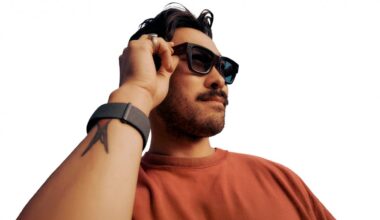 Meta Ray-Ban Display, ufficiali gli occhiali smart con schermo e braccialetto: prezzo e dettagli di Orion