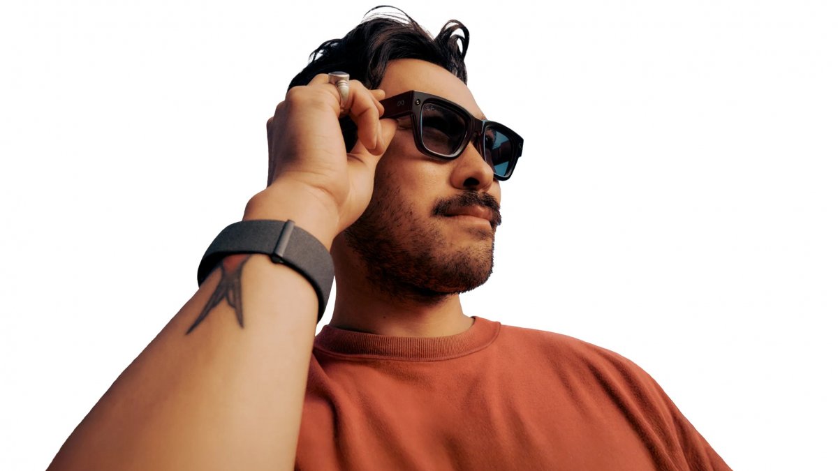 Meta Ray-Ban Display, ufficiali gli occhiali smart con schermo e braccialetto: prezzo e dettagli di Orion