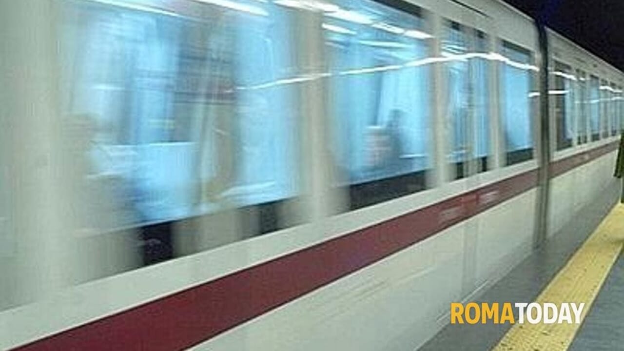 Metro A ferma tra Battistini e Ottaviano: persona sui binari, forze dell'ordine a Baldo degli Ubaldi - RomaToday