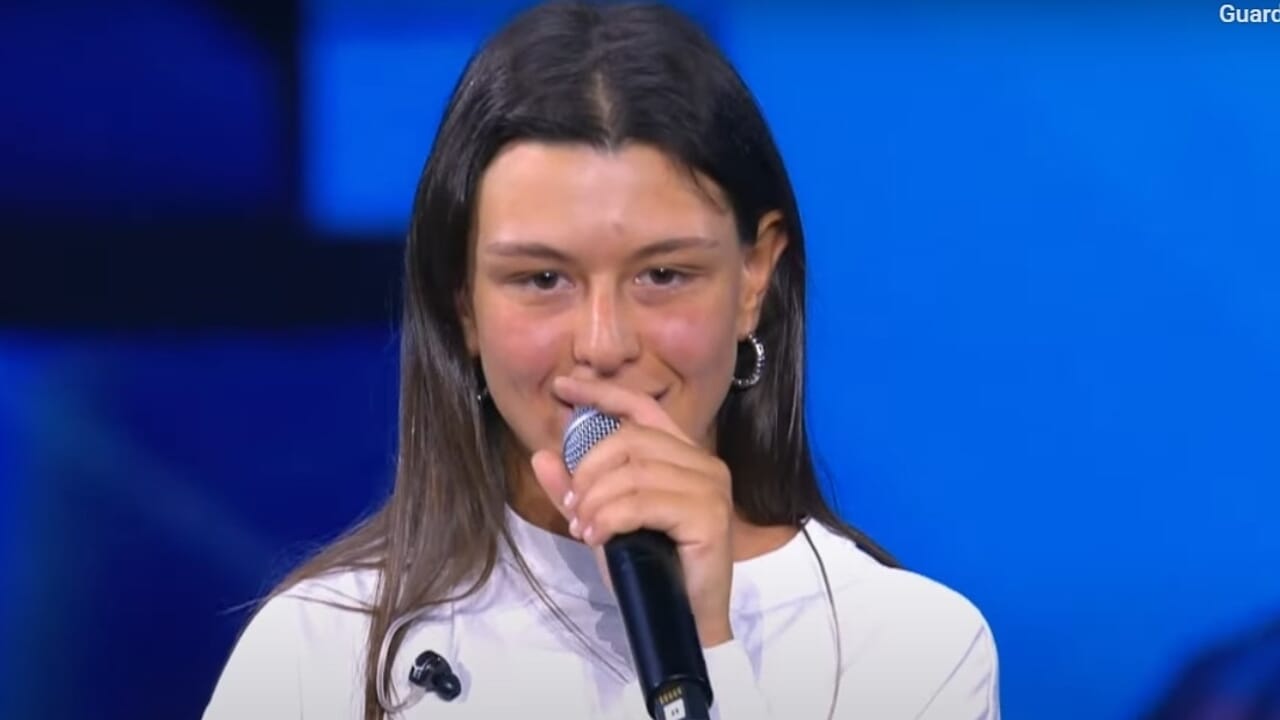 Ha stregato i giudici di X Factor con "Al telefono", giovane cameriera di Riccione brilla alle audizioni in tv