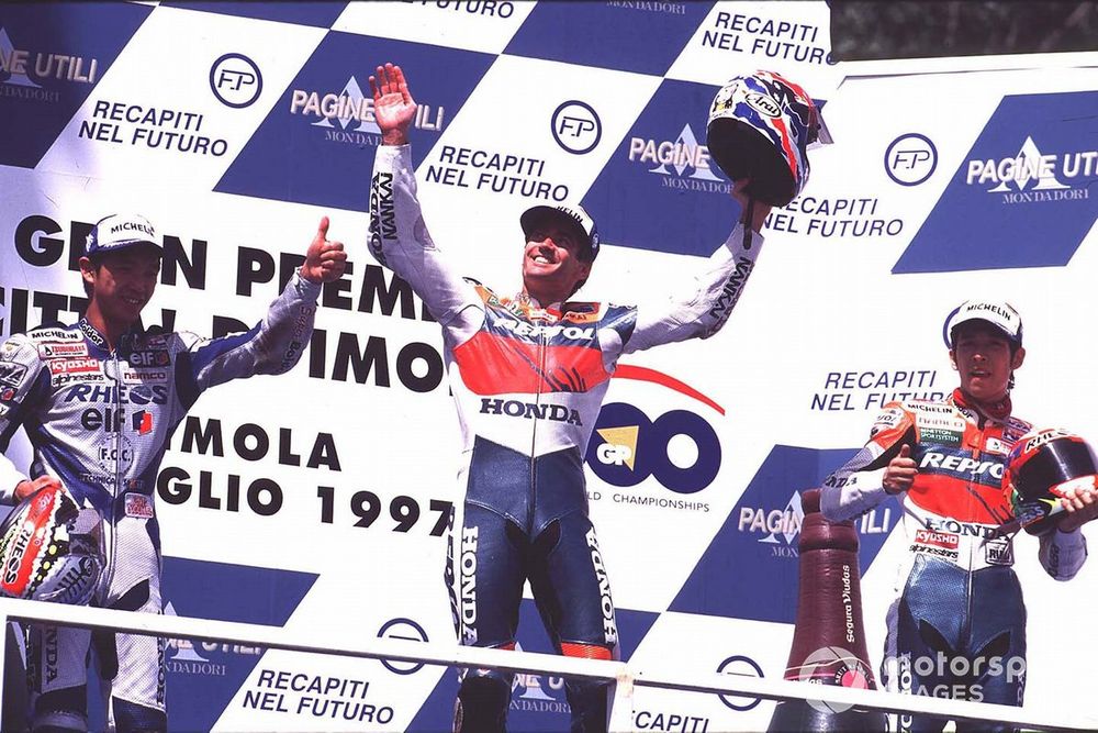 Mick Doohan celebra una victoria en Imola 1997