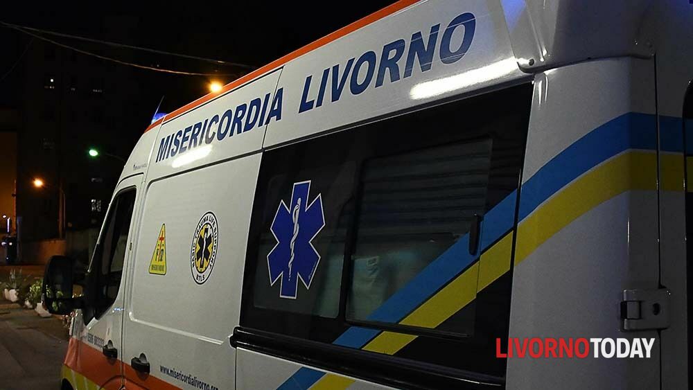 Investe quattro giovani dopo una lite, grave una 17enne. È caccia all'auto pirata