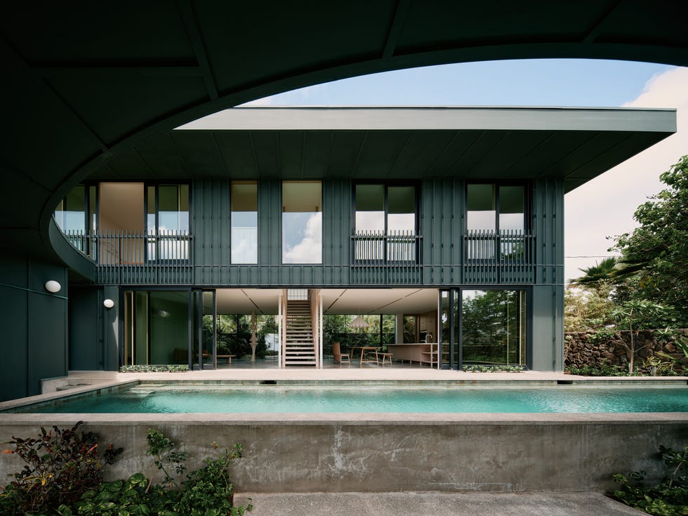 una villa scandinava alle hawaii modern twostory house with large windows and a swimming pool