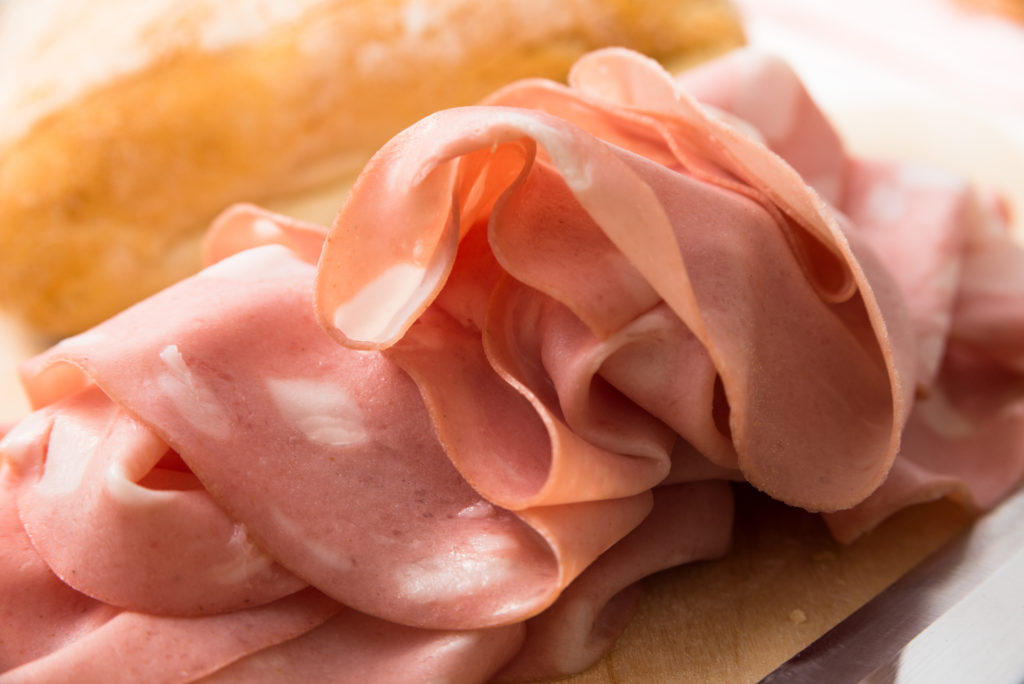 Primissimo piano su fette di mortadella bologna