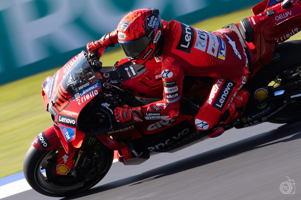 Bezzecchi svetta nelle pre-qualifiche su Acosta e Marquez, 7° Bagnaia