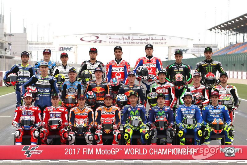 Hasta 10 pilotos españoles había en la foto de familia de la temporada 2017 de MotoGP