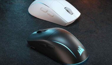 due mouse corsair m75 bianco e nero su sfondo nero