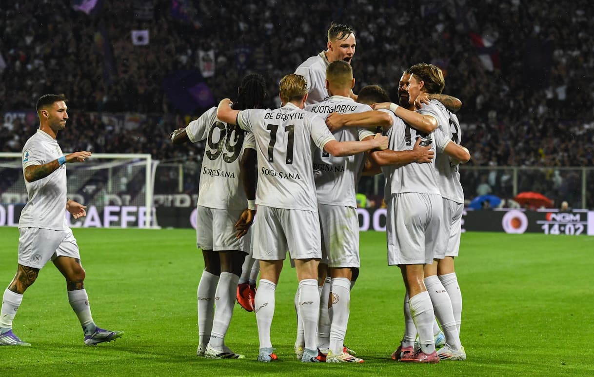 Fiorentina-Napoli 1-3, gol e highlights: segnano De Bruyne, Hojlund e Beukema