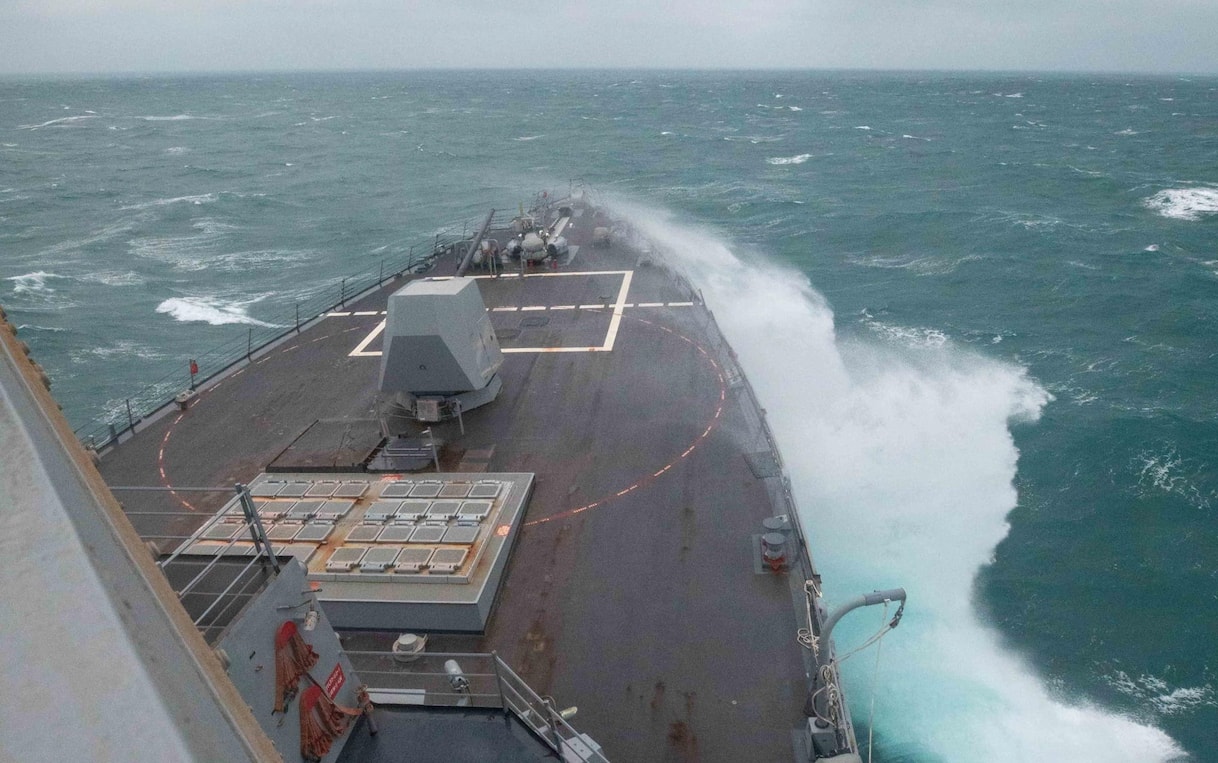 Tensione a Taiwan, la portaerei cinese Fujian nello Stretto: schierate navi della Nato