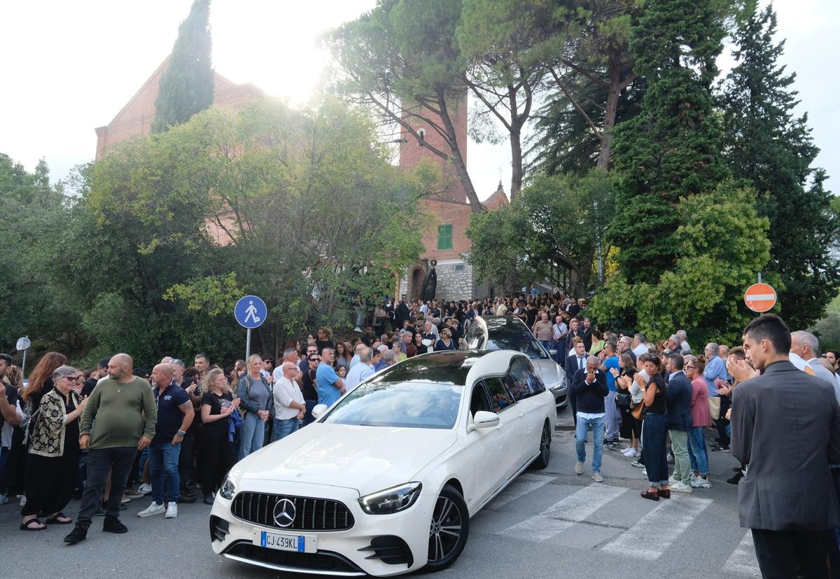 in migliaia per l’ultimo saluto a Michela e Yuri, fidanzati morti nell’incidente