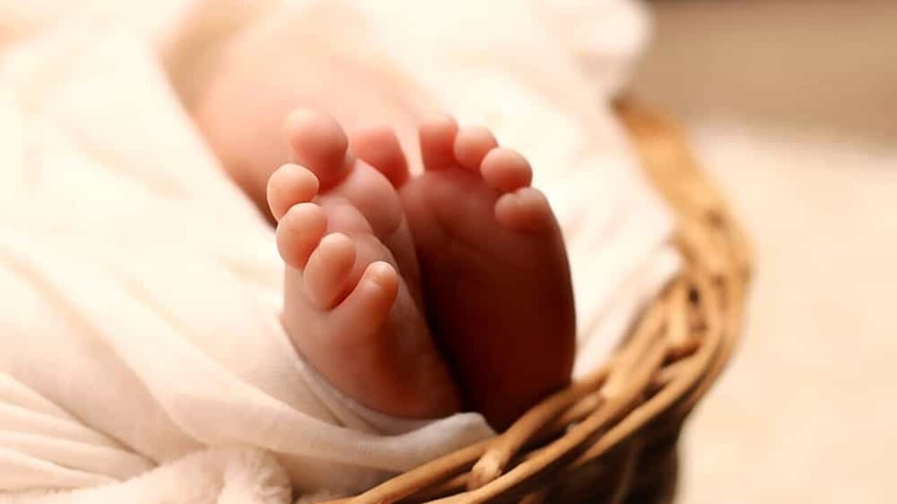 L'esame va fatto entro i primi tre mesi dalla nascita, ma bisogna aspettarne quasi 4: scoppia il caso