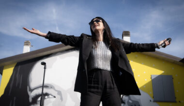 Tra un'anteprima del nuovo singolo e centinaia di fan, Laura Pausini taglia il nastro della sua casa-museo