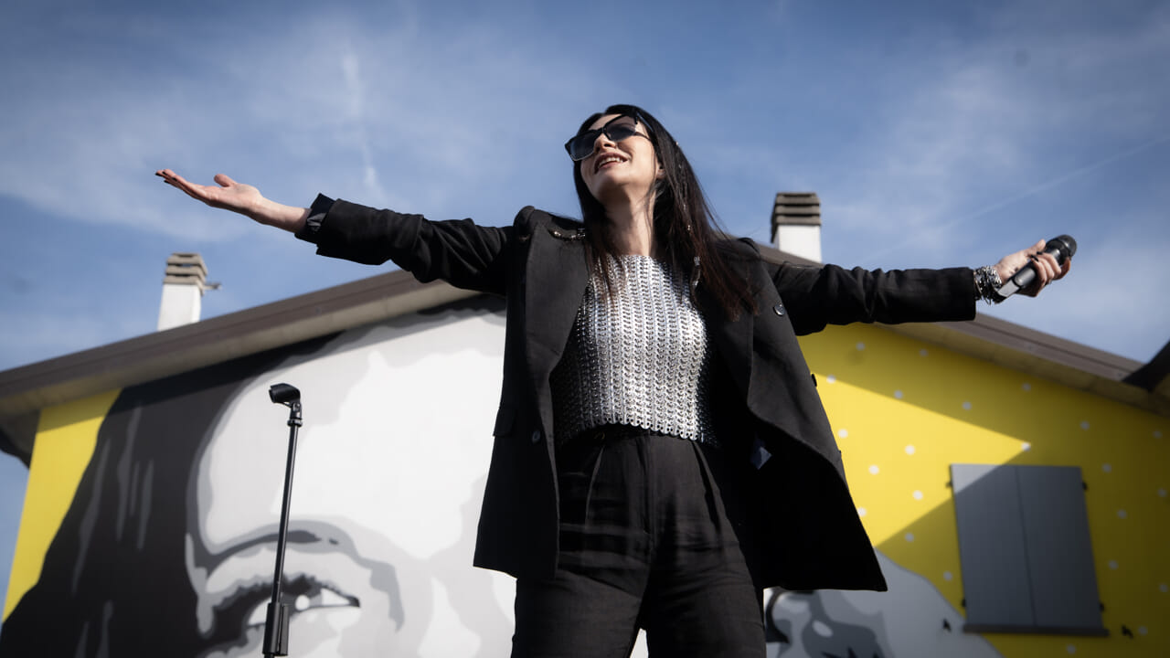 Tra un'anteprima del nuovo singolo e centinaia di fan, Laura Pausini taglia il nastro della sua casa-museo