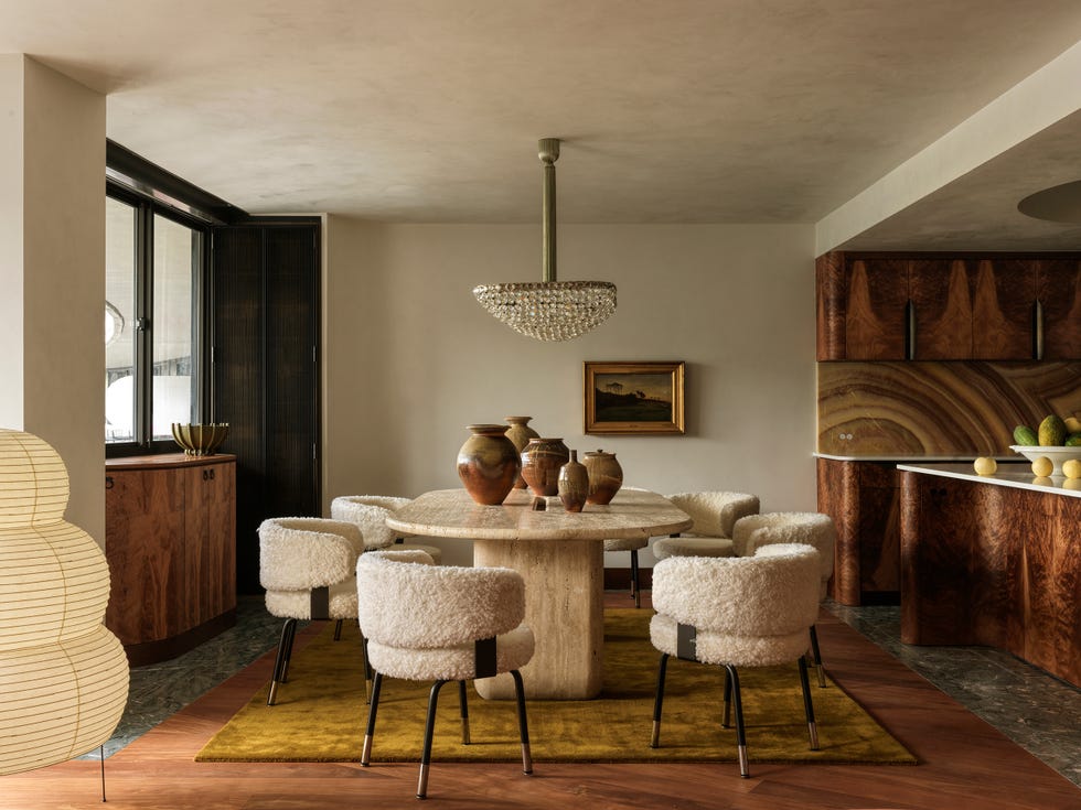 una casa sofisticada con paredes de madera y muebles modernos vintage