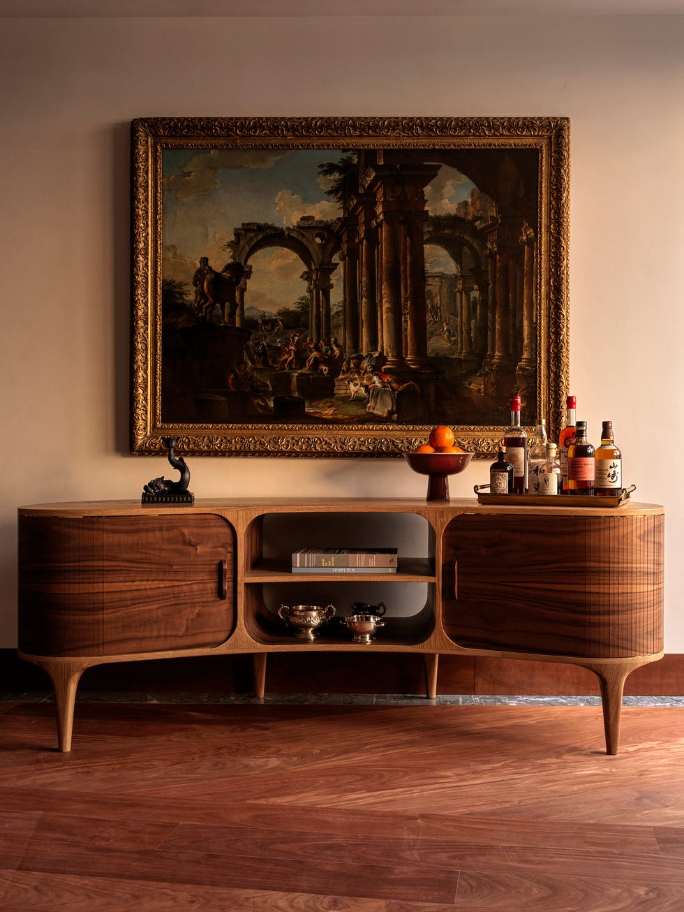 una casa sofisticada con paredes de madera y muebles modernos vintage