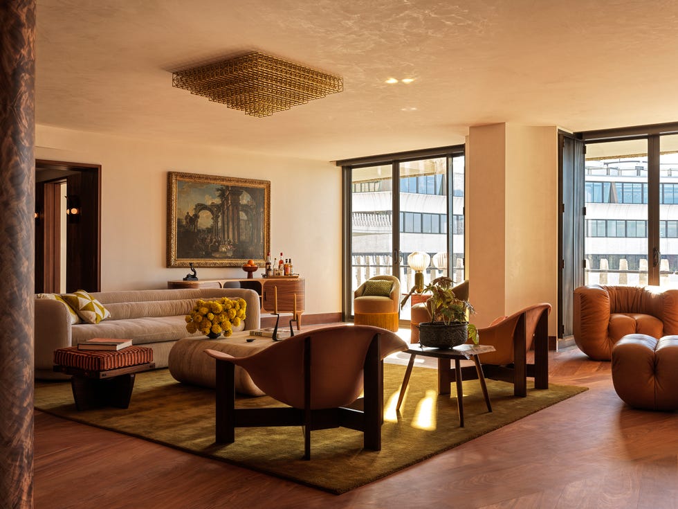 una casa sofisticada con paredes de madera y muebles modernos vintage