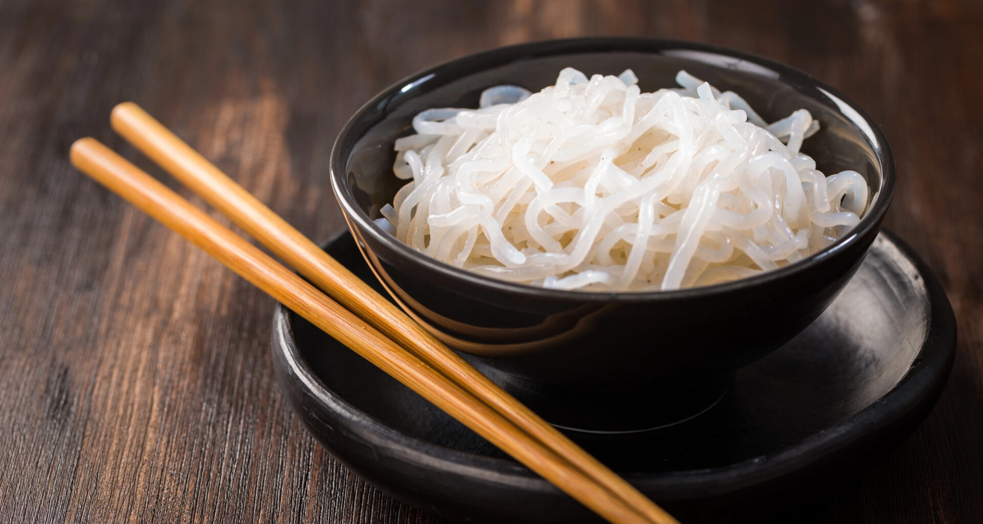 Ciotola di shirataki, noodle di konjac; concept: low carb, keto, dieta chetogenica, carboidrati