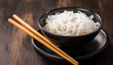 Ciotola di shirataki, noodle di konjac; concept: low carb, keto, dieta chetogenica, carboidrati