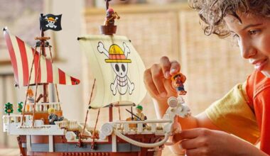 bambino che costruisce la nave di One Piece versione LEGO