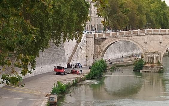 Incidente sul lavoro a Roma, operaio muore schiacciato sulla banchina del Tevere