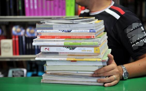 Farmalabor, contributo ai dipendenti per i libri scolastici dei figli a Canosa di Puglia
