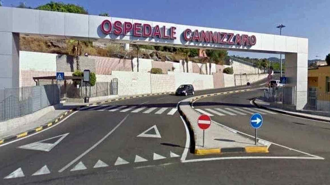 Operai colpiti da una fiammata nel cortile della caserma dei carabinieri ad Acireale
