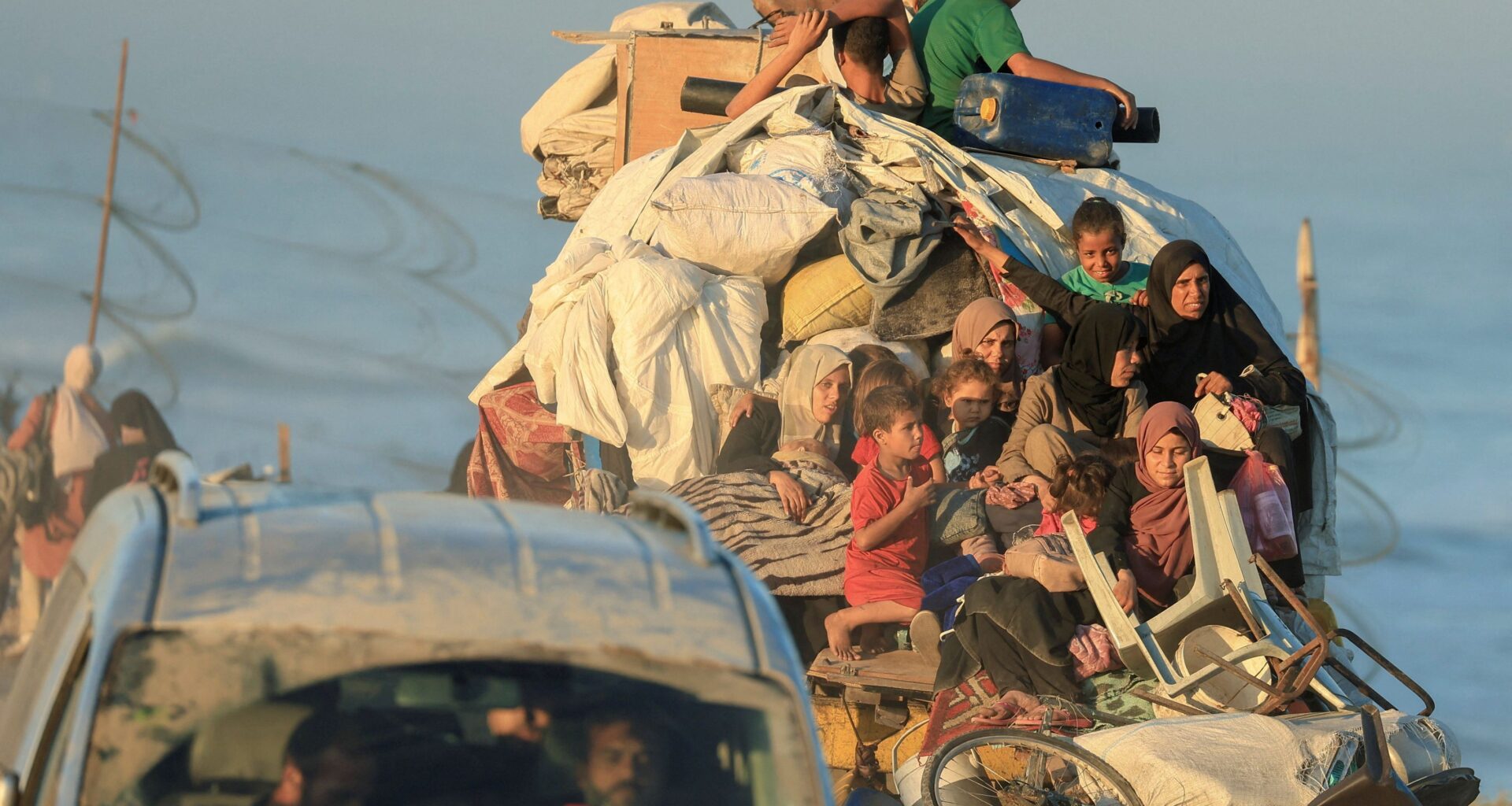 Palestinesi in fuga dalla Striscia con mezzi di fortuna