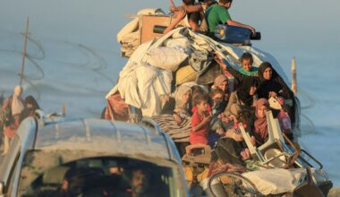 Palestinesi in fuga dalla Striscia con mezzi di fortuna