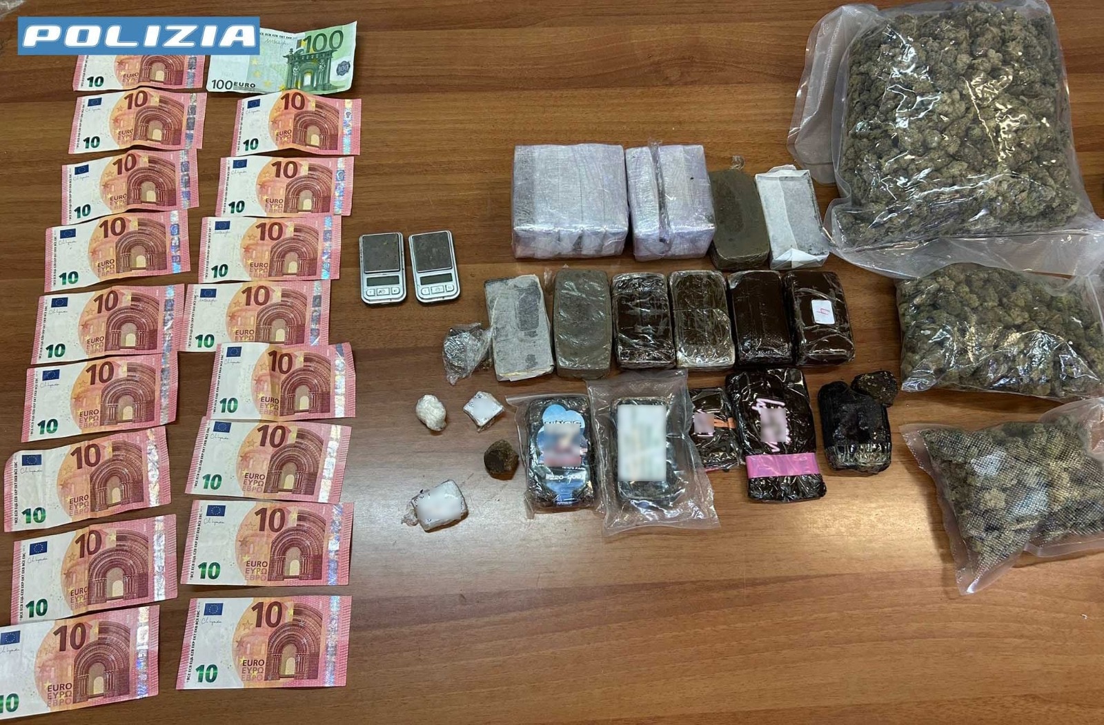 Parte della droga e dei soldi sequestrati