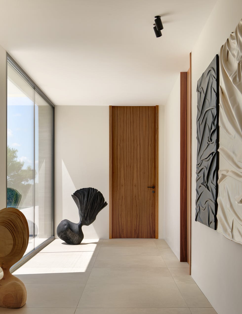 casa moderna con decoracion minimal en blanco y madera