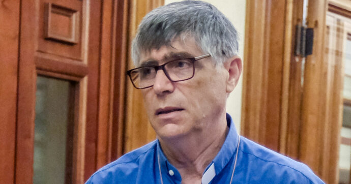 Minacciato il prete anticamorra don Patriciello: il suocero di un boss gli consegna un proiettile durante la messa