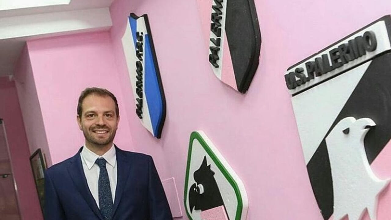 si è suicidato in casa a Milano