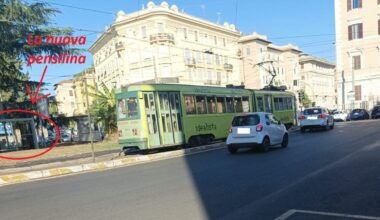 A piazza Galeno la pensilina da 50 mila euro (spenta) dove ferma un solo bus