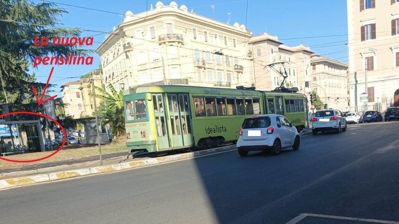 A piazza Galeno la pensilina da 50 mila euro (spenta) dove ferma un solo bus