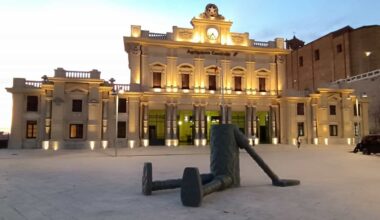 la scultura antimilitarista di Malagigi in piazza Marconi