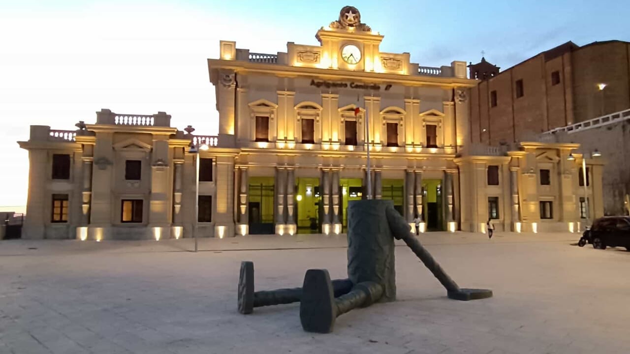 la scultura antimilitarista di Malagigi in piazza Marconi