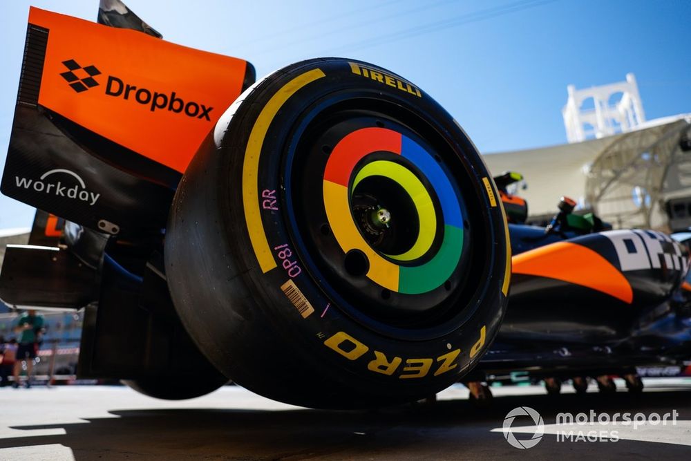 Dettaglio pneumatici e ruote Pirelli su una McLaren MCL38