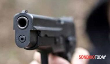 omicidio in un magazzino alla periferia della città