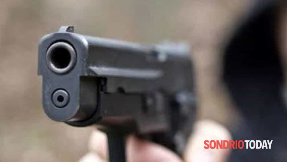 omicidio in un magazzino alla periferia della città
