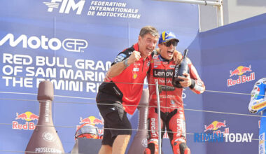MotoGp, Marquez vince e risponde ai fischi del sabato. Si sfila la tuta e la mostra al pubblico