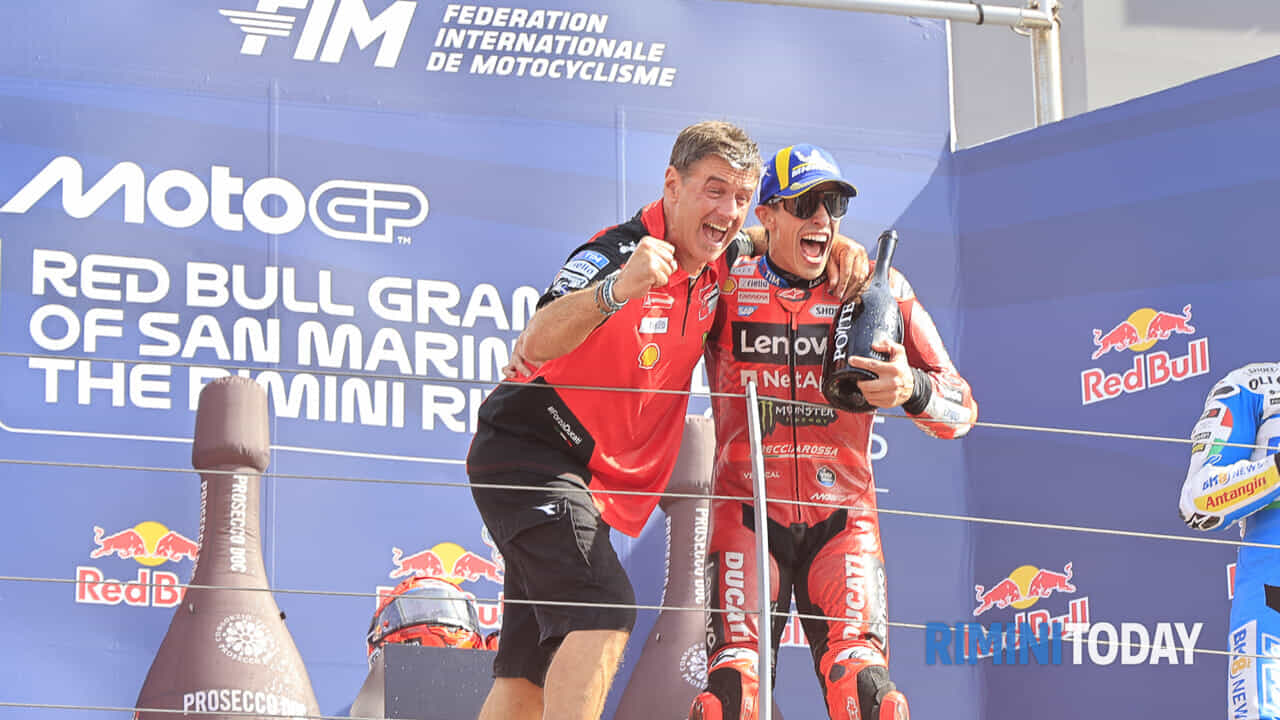MotoGp, Marquez vince e risponde ai fischi del sabato. Si sfila la tuta e la mostra al pubblico