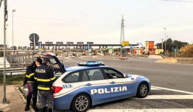 Tenta di uccidere un poliziotto e fugge a piedi: è caccia all'uomo