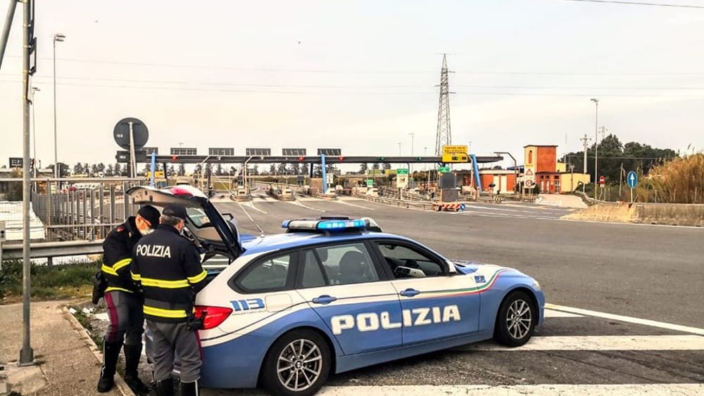 Tenta di uccidere un poliziotto e fugge a piedi: è caccia all'uomo