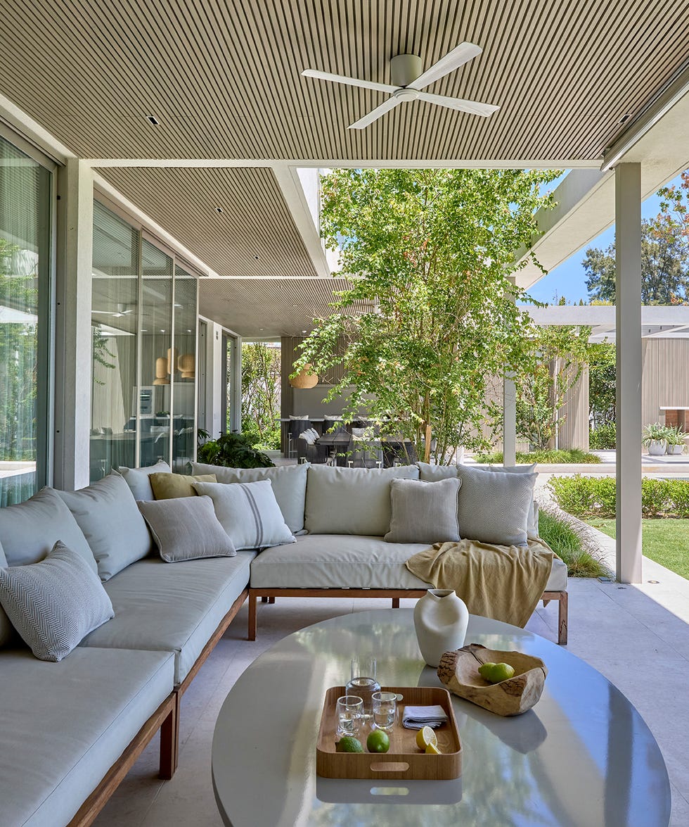 casa de cristal moderna con piscina y decoracion minimal en blanco