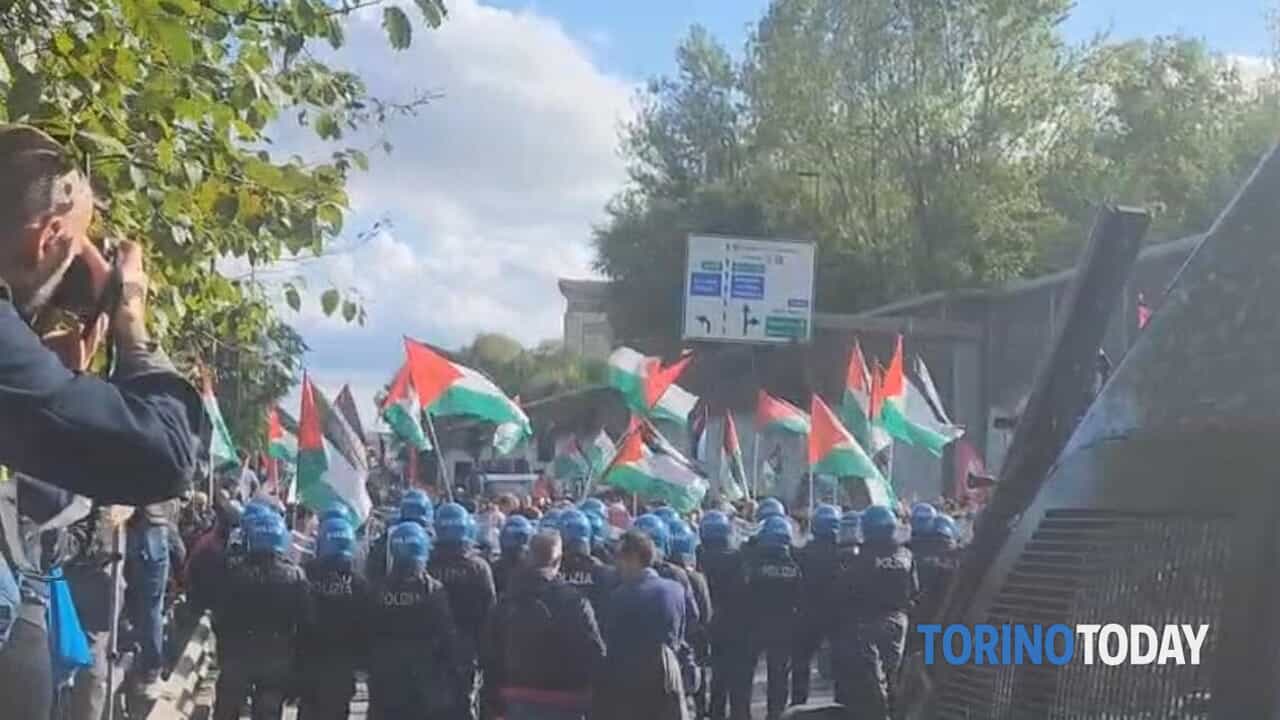 Pro Pal, parte la manifestazione per bloccare l'aeroporto di Torino Caselle: le foto del corteo
