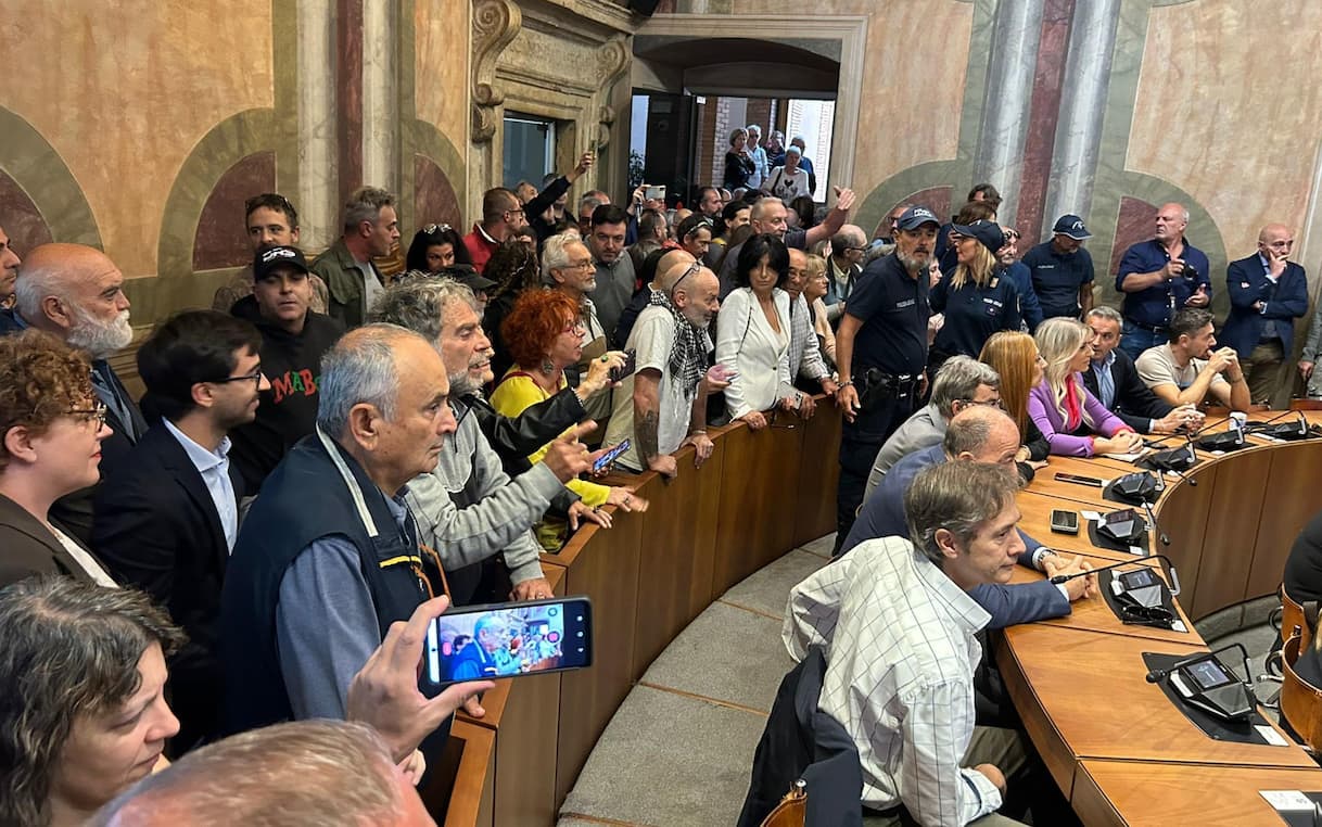Terni, contestazione sindaco Bandecchi per posizioni Gaza: manifestanti e consiglieri lasciano aula