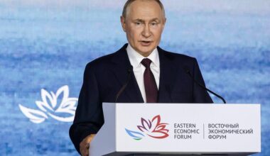 Ucraina Russia news oggi, Putin avverte l'Occidente: "Truppe schierate saranno bersaglio"
