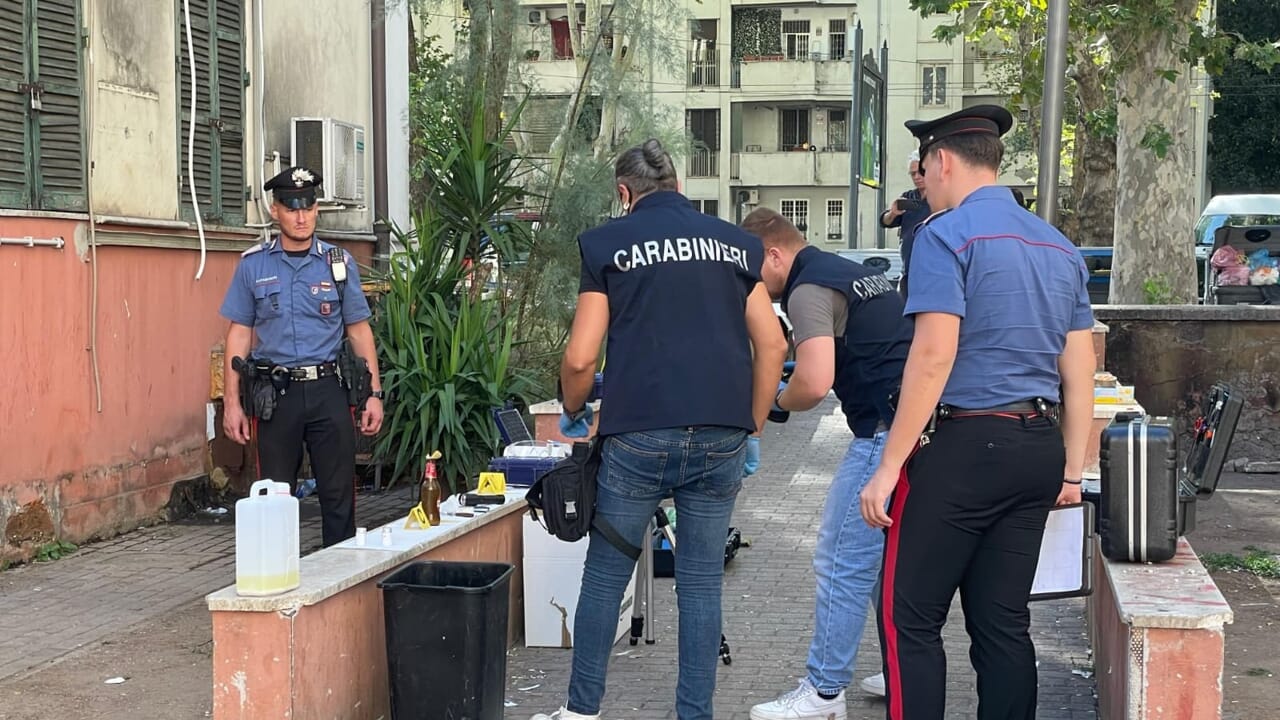 Quarticciolo esplosivo, 10 molotov nascoste in un cassonetto. Erano pronte all'uso