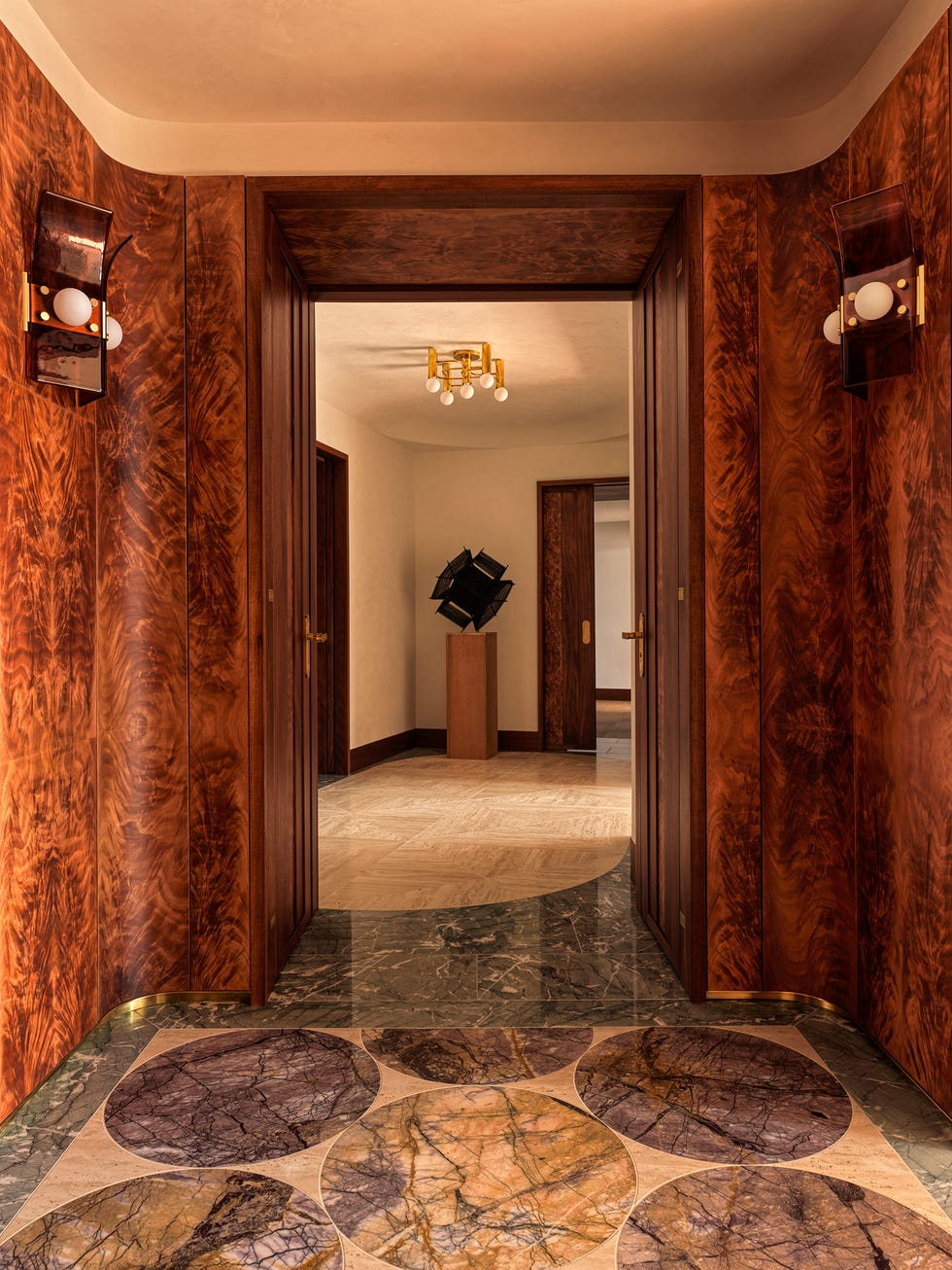 una casa sofisticada con paredes de madera y muebles modernos vintage